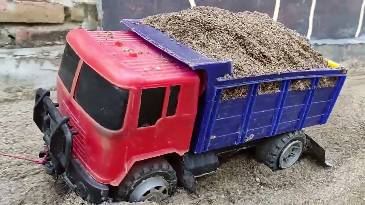 Bermain truk tronton dan dump truk muatan pasir terguling