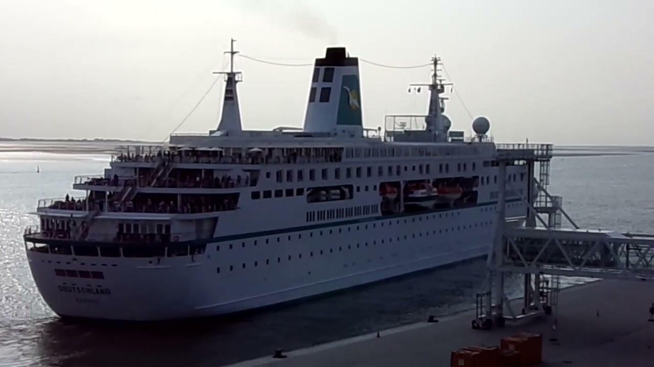 MS Deutschland legt ab vom Kreuzfahrt Terminal