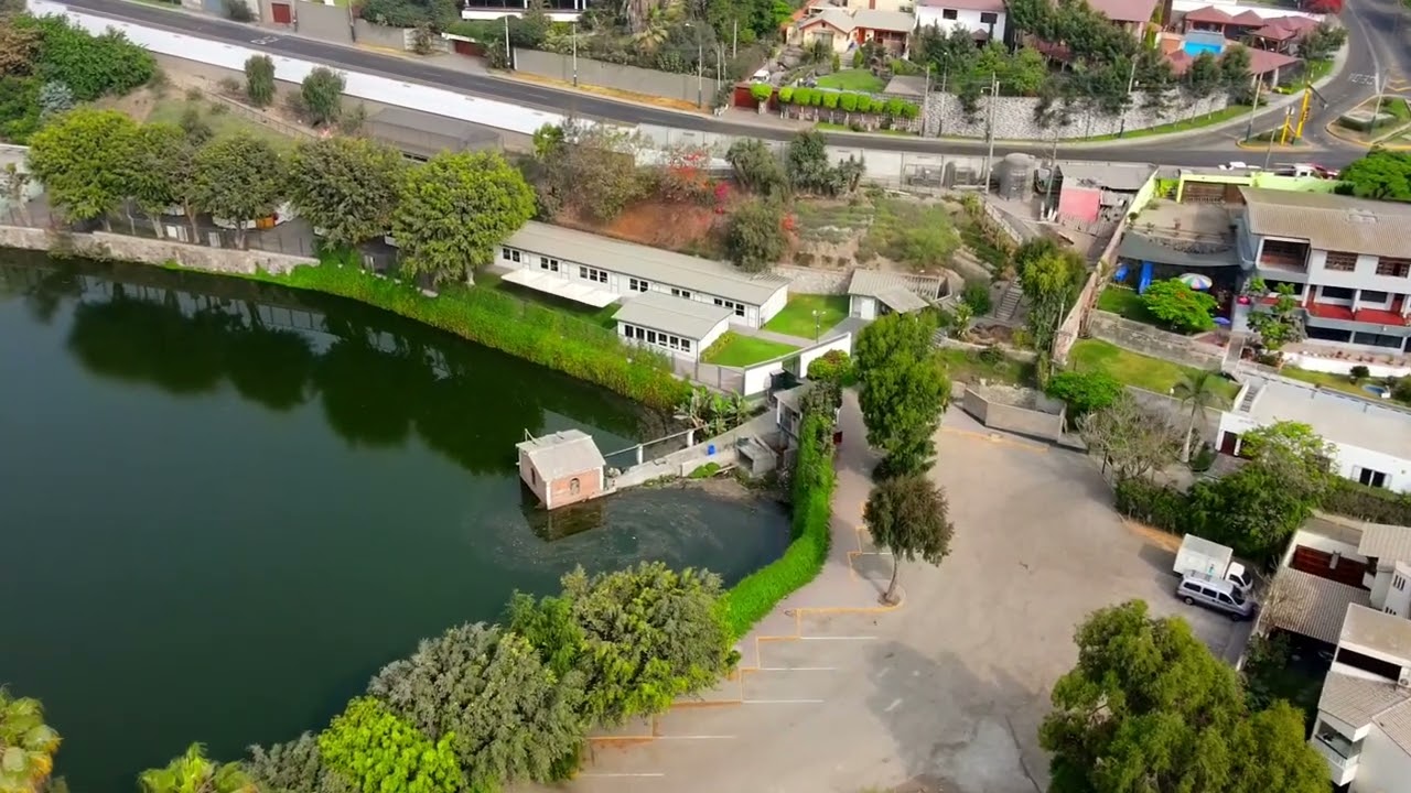 Sobrevolando la laguna de la Molina, distrito de la Molina lima Perú