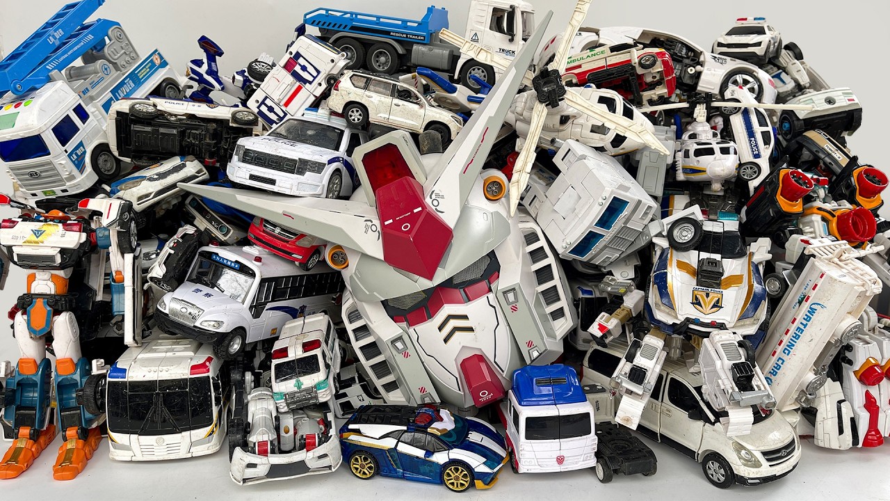 Koleksi besar robot dan kendaraan penyelamat: mobil polisi, ambulans, pesawat terbang.