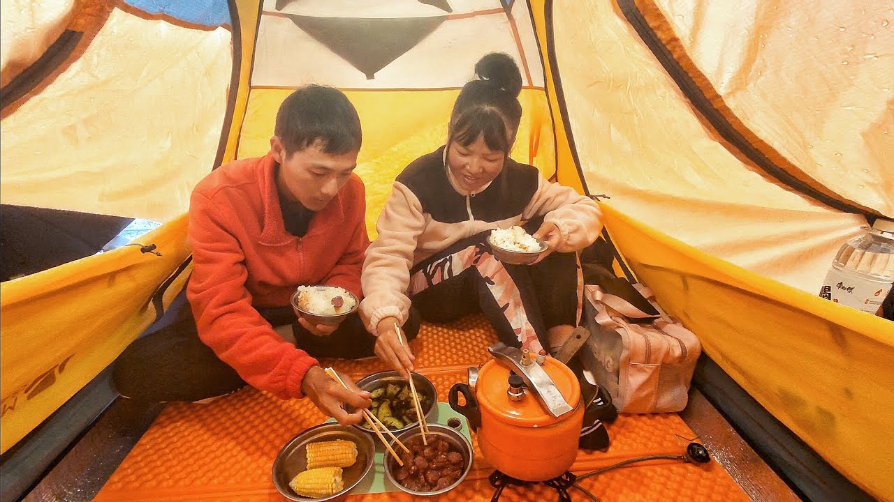 夫妻骑行游甘肃，进入夏河县境内遭遇大雨，无奈广场露营做饭吃
