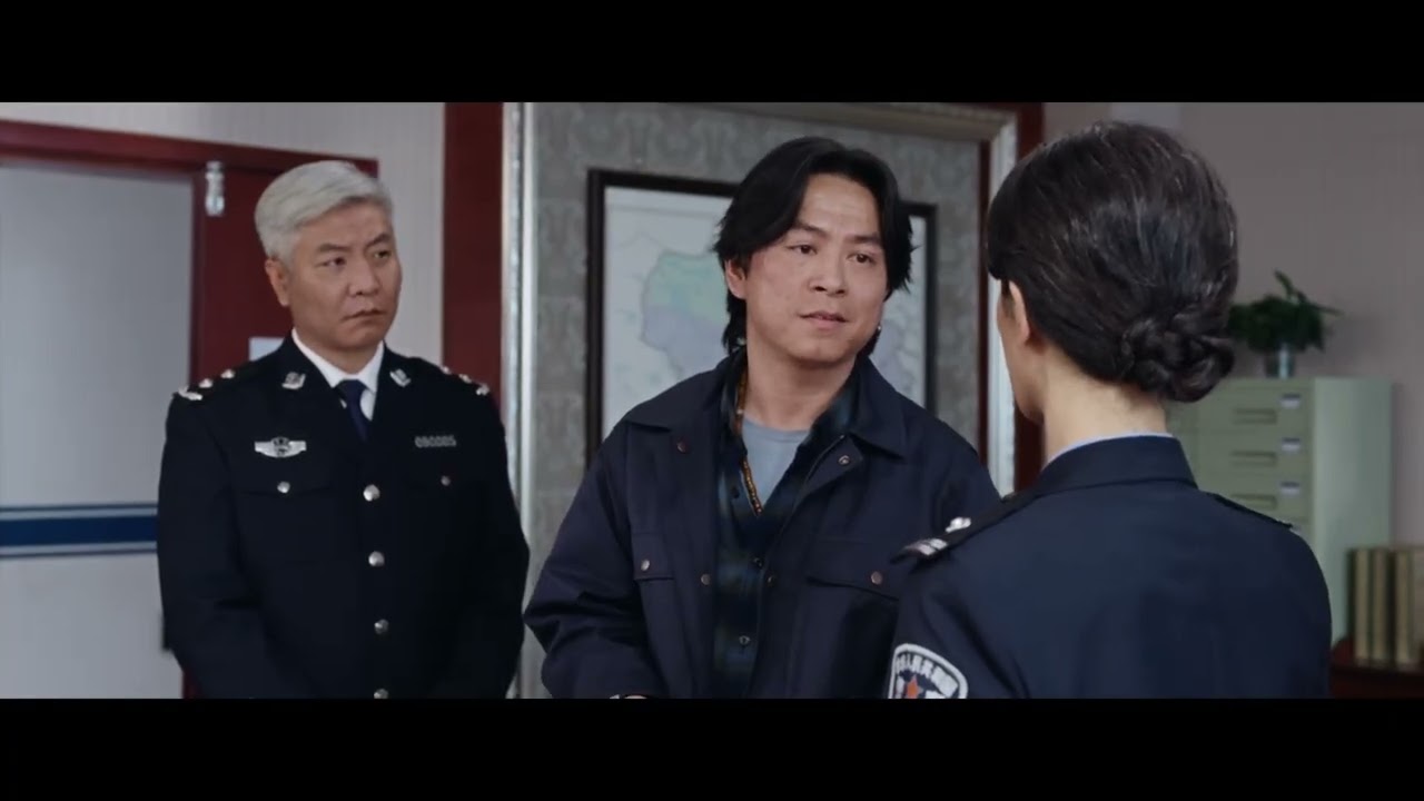 扎西为帮助辨认尸骨身份回来，与多年不见的老友们相聚。当他看到送给父亲的藏刀，一眼辨认出，可是带来的多杰衣服，却让白菊等警务人员锁上眉头 #生命树 #杨紫 #胡歌