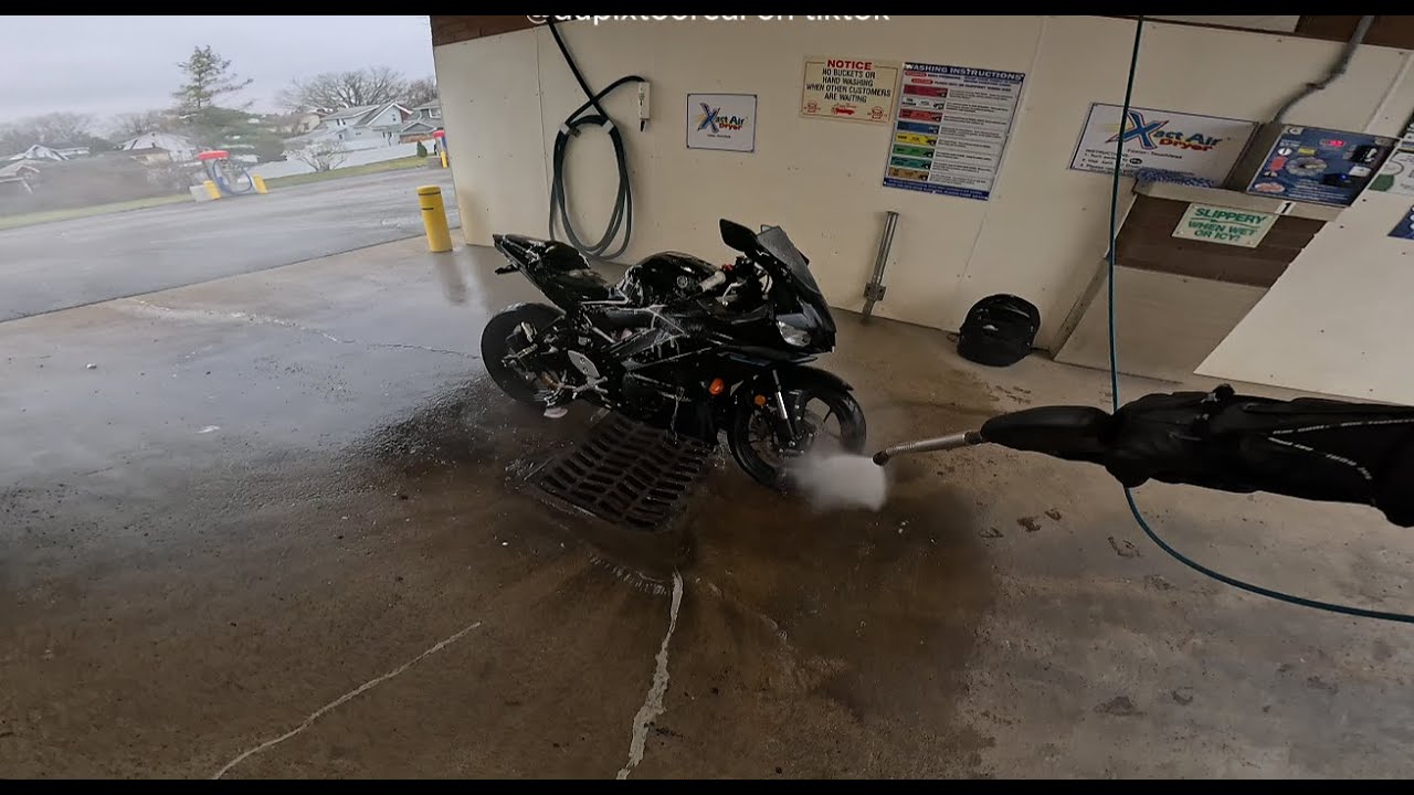 WASHING MY YAMAHA R3 (raw audio) #300cc #yzfr3 #yamahar3 #gopro #dji
