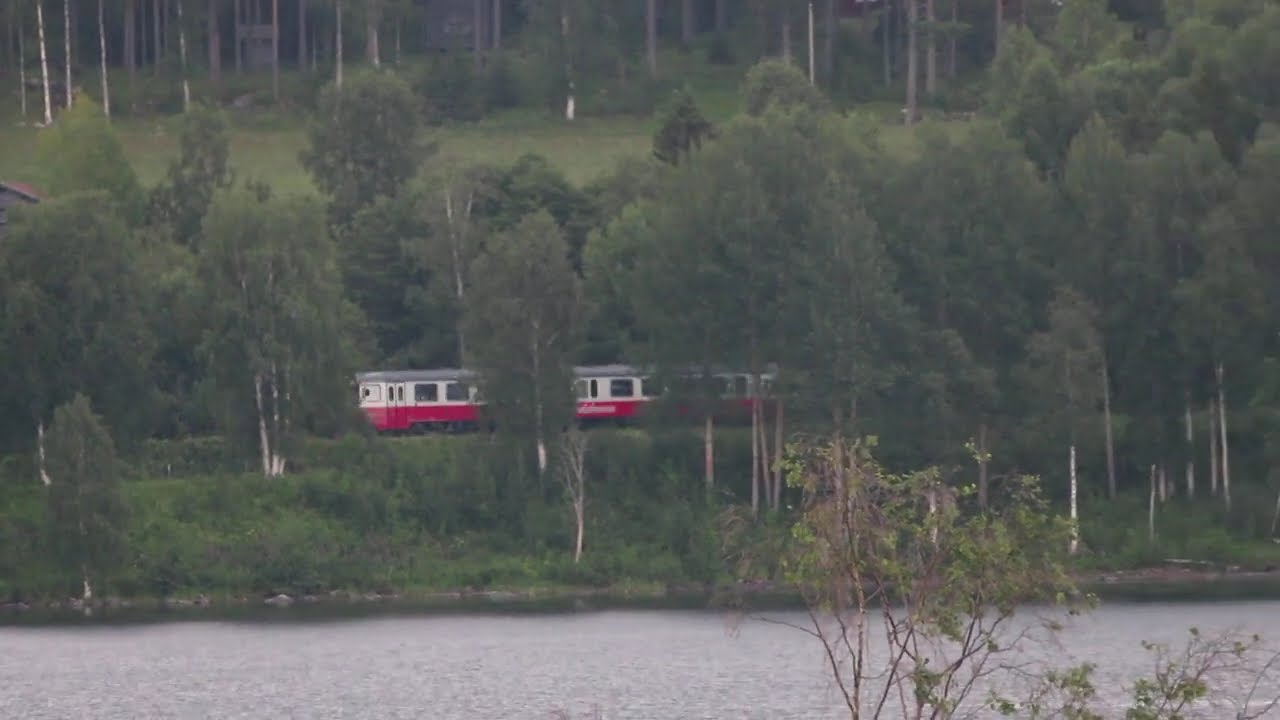 Inlandståg passerar Stationshuset i Skanderåsen 4Juli24