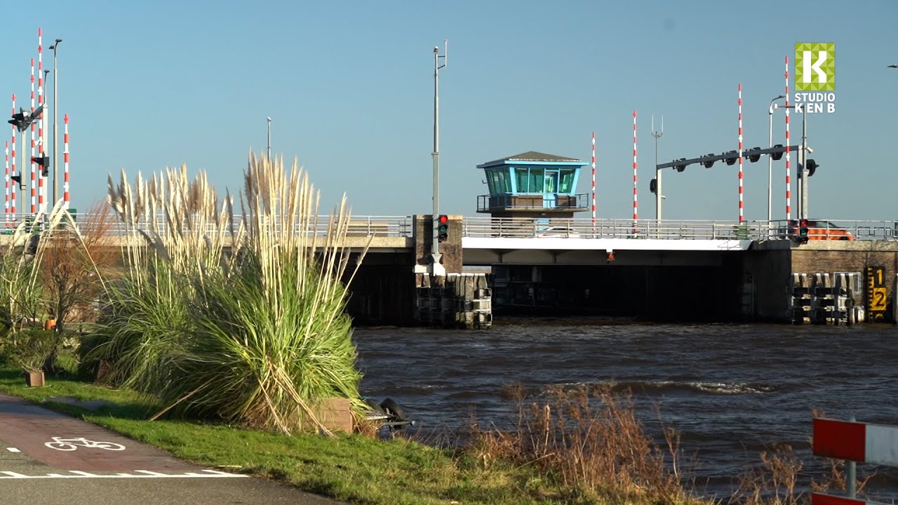 Wethouders voeren actie bij de Leimuiderbrug
