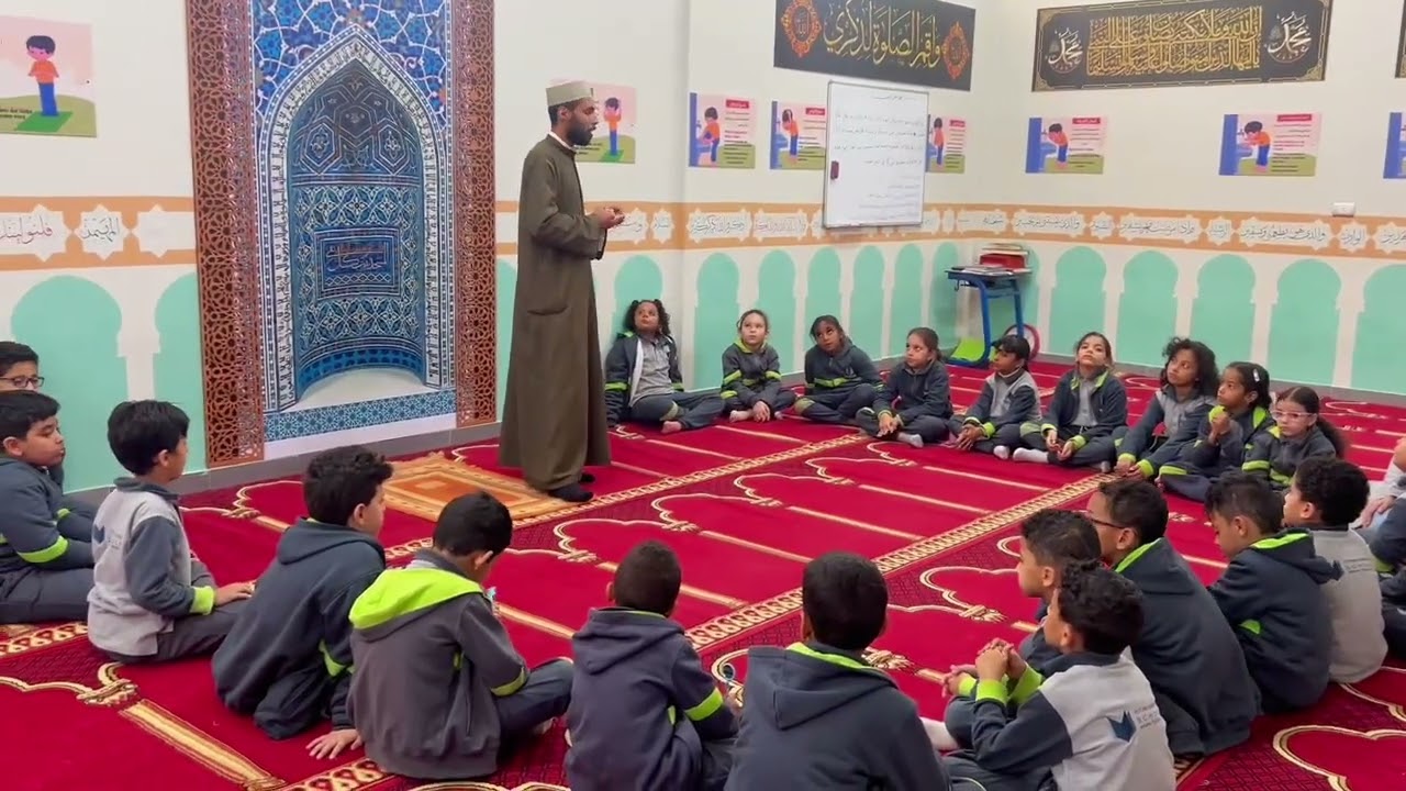 اجتمع الطلاب داخل المسجد ليتعرفوا على سورةٍ قصيرةٍ في عدد آياتها، عظيمةٍ في معانيها، وهي سورة الهمزة