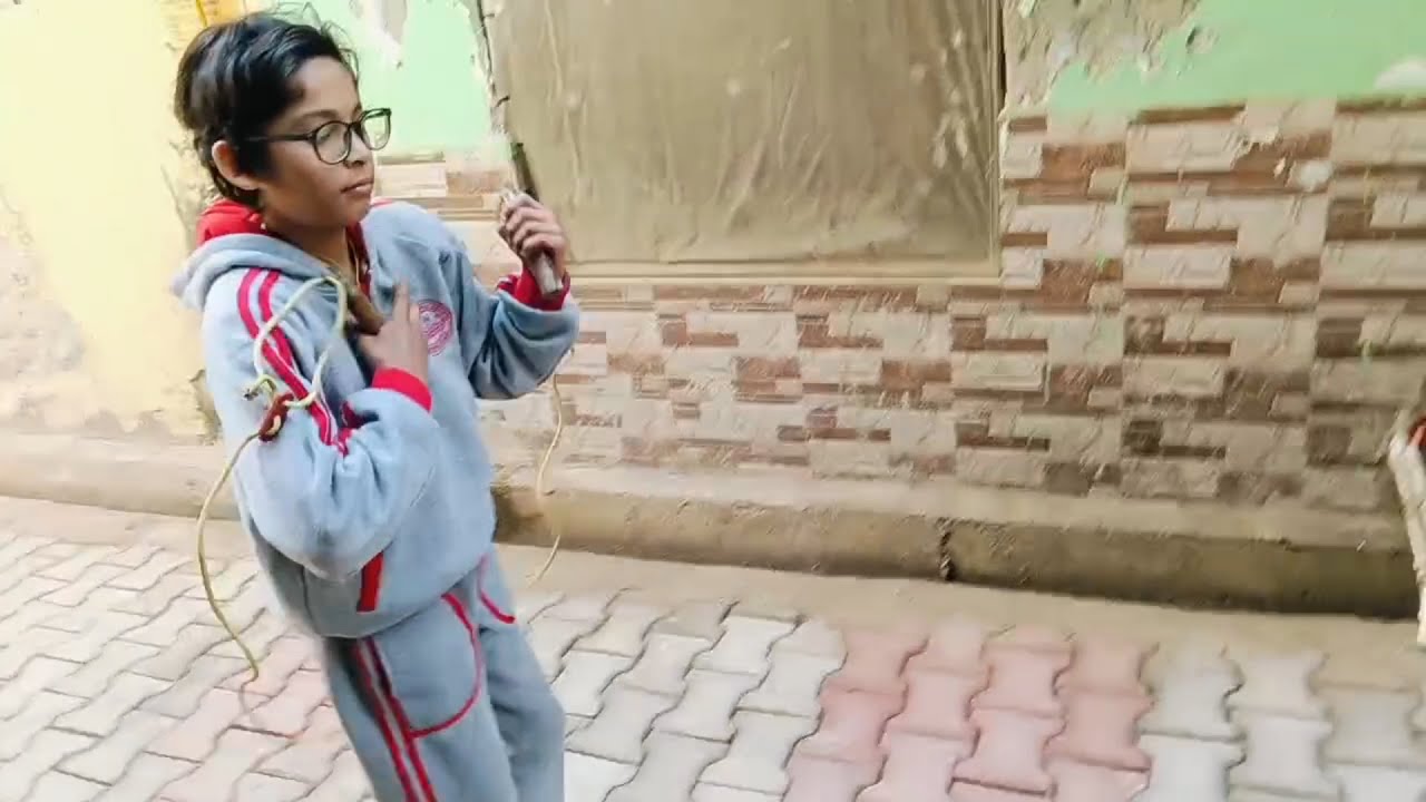 गोलू और गुड्डू रस्सा टापने की कोशिश कर रहे हैं |