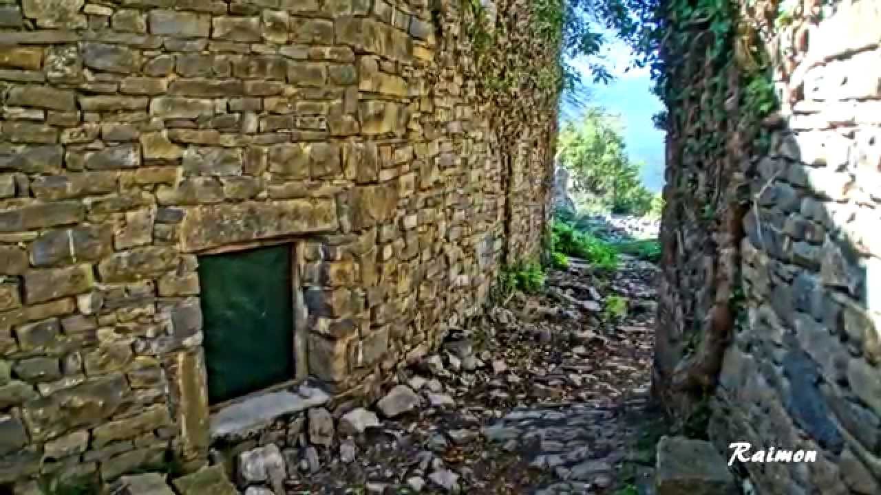 El pueblo abandonado de Campol HDR ( Huesca ) los pirineos