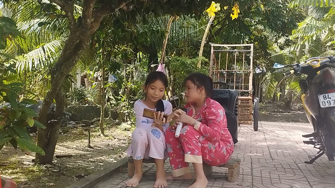 hai bé sanh đôi ca rất hay