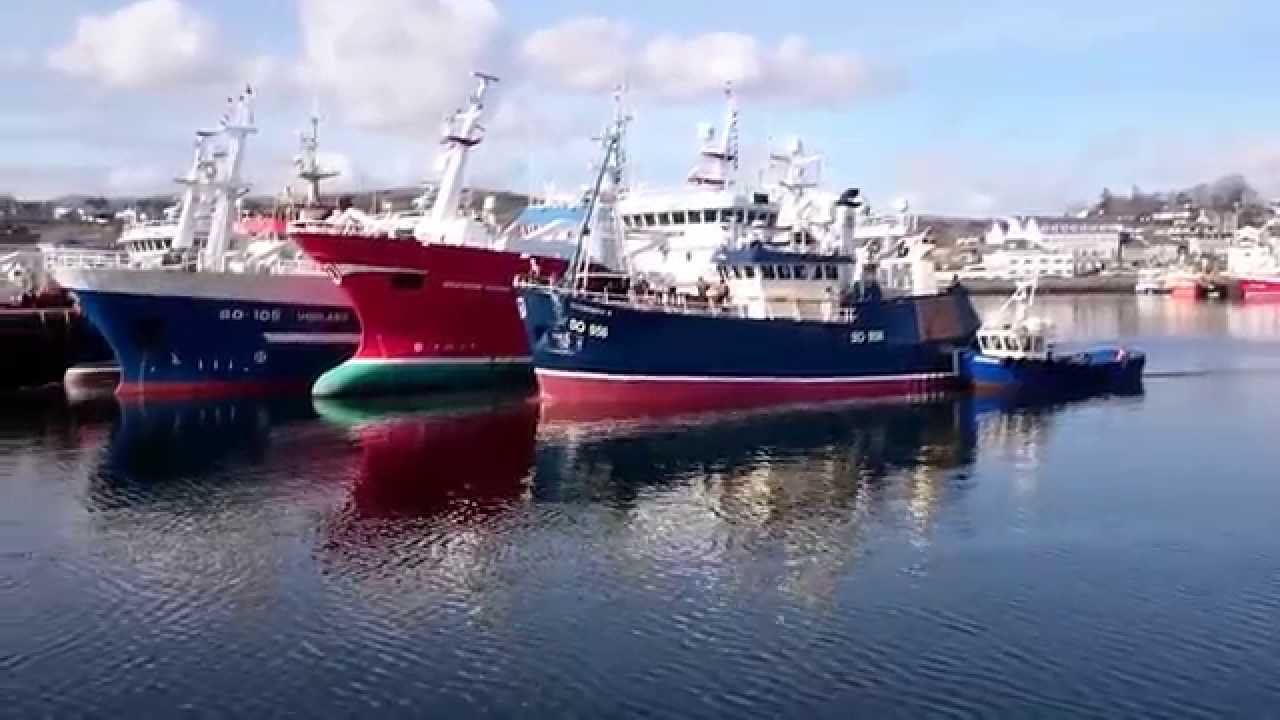 Catherine R being tugged to Blackrock pier in Killybegs