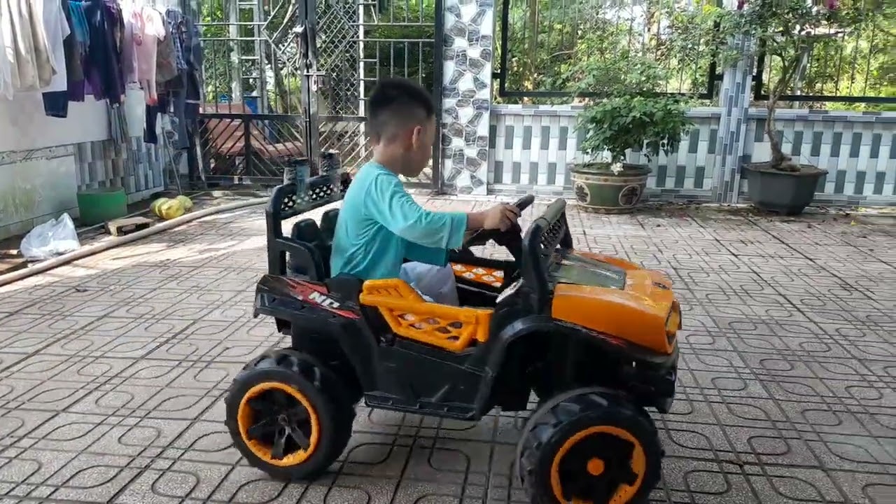 Bollbol chạy xe long vòng sân nhà