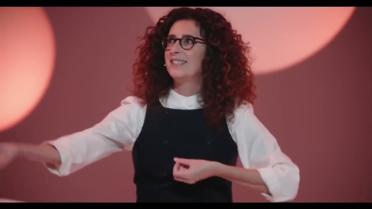 Teresa Mannino smonta la generazione “tutto e subito”  tra risate e verità