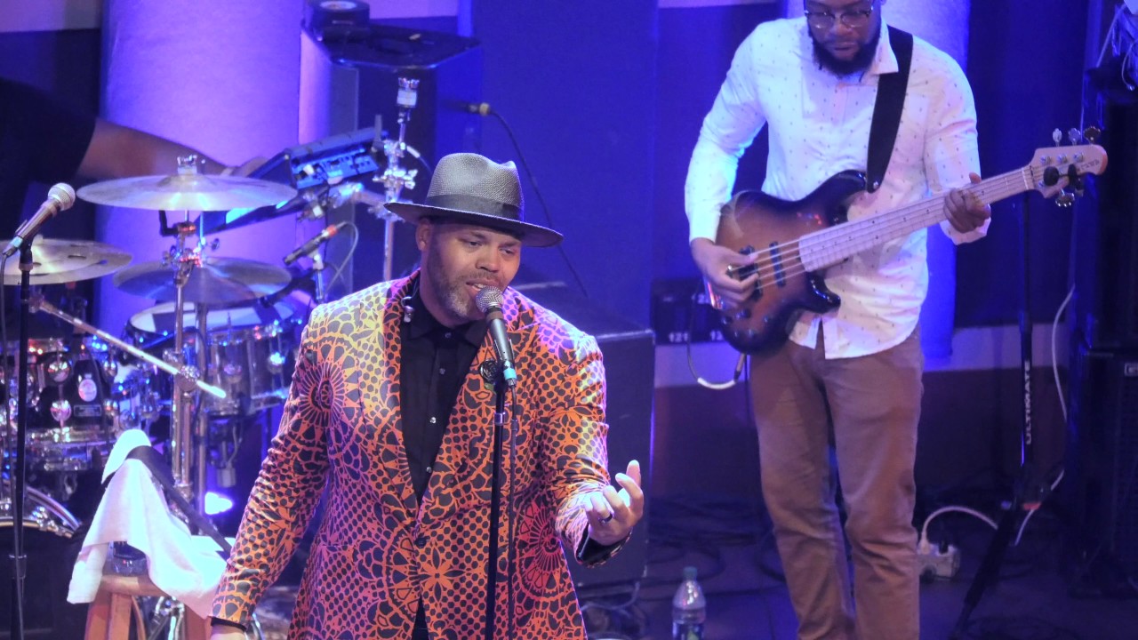 Eric Roberson performing 
