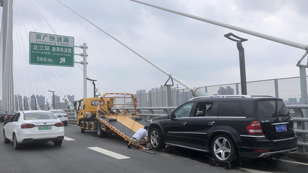 Traffic resumes as flooding recedes in Zhengzhou, Henan Province