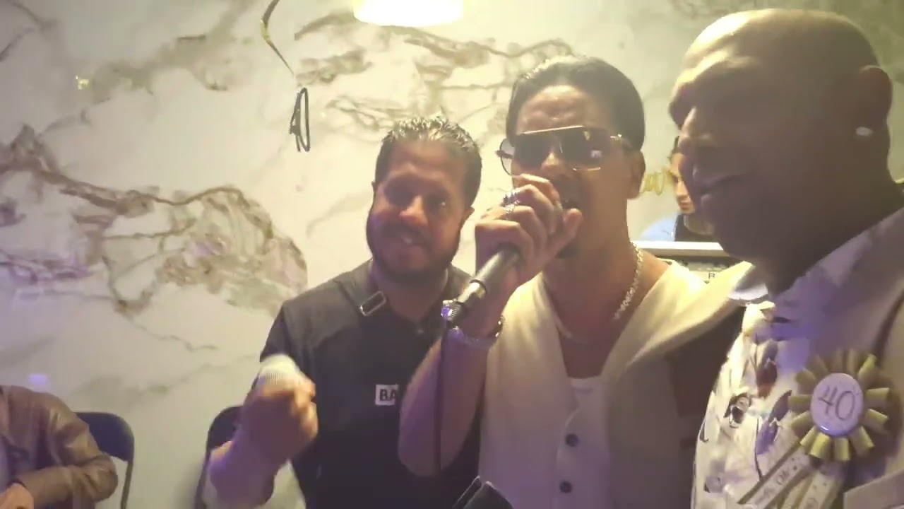 Mudje Chu Rehi Hai - Niezaam Wagid Hosain, Faziel Wagid Hosain, Shoenemoen Wagid Hosain at ROCKS
