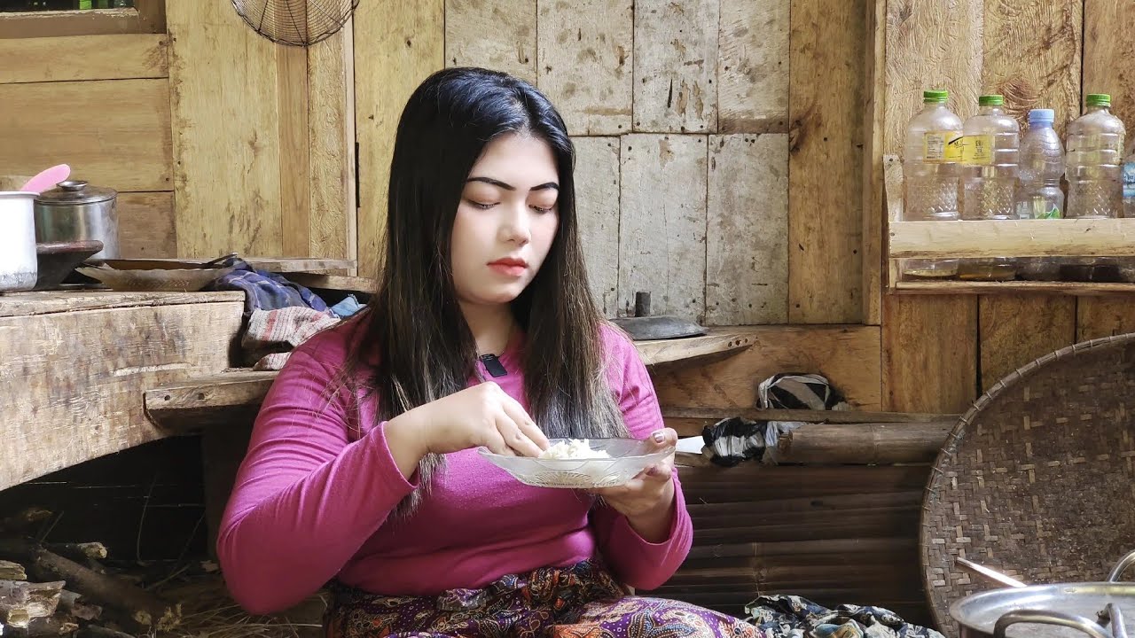 JUTAAN ORANG PASTI MENANGIS..! MAKAN CUMAN PAKE GARAM || JANDA DESA TINGGAL DI SAUNG TENGAH HUTAN