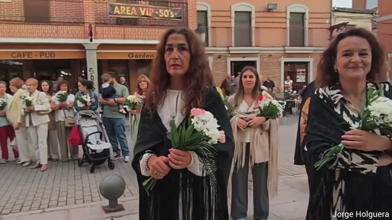 Ofrenda floral a la Virgen de la Encina en Macotera VR 