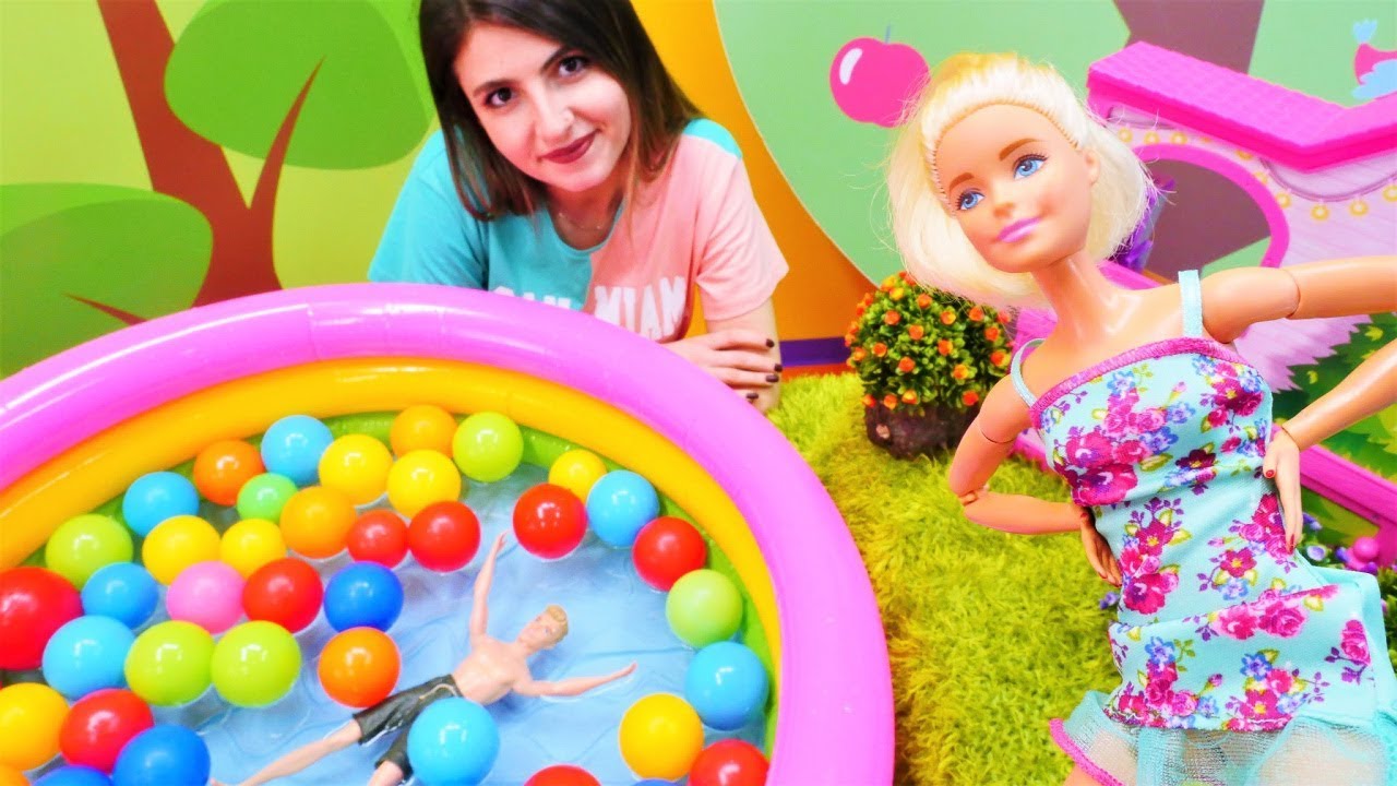 Barbie oyunları. Ken'in kulağına su kaçıyor! Çocuk oyun videosu.