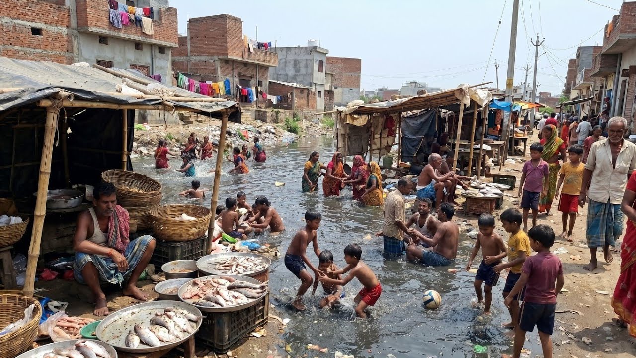 🇮🇳 Shocking Reality of Indian Slum Life | Children Playing in Dirty Water