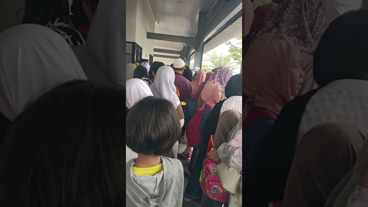 Para penumpang mengesankan tiket naik kereta api andalan selebes