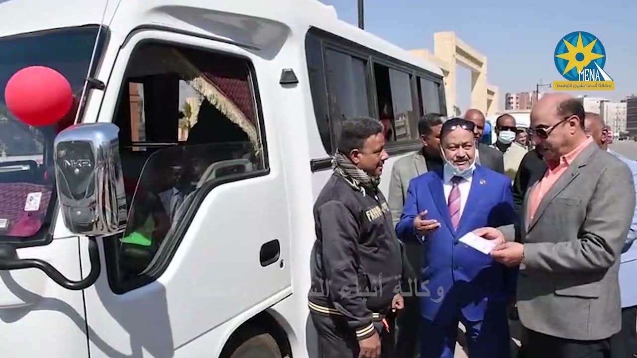 محافظ أسوان يسلم سيارات ميكروباص جديدة ضمن خطة أحلال السيارات القديمة