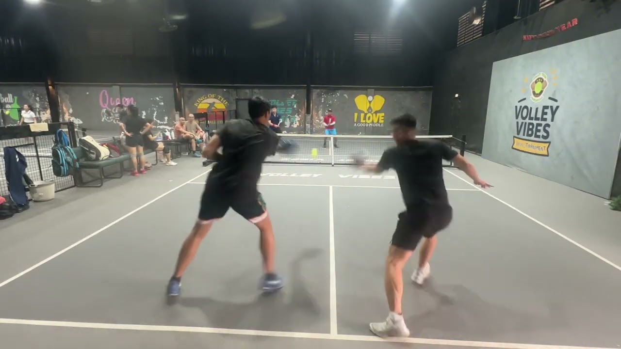 Văn Cảnh &Trí Thức xé vé sân Volley