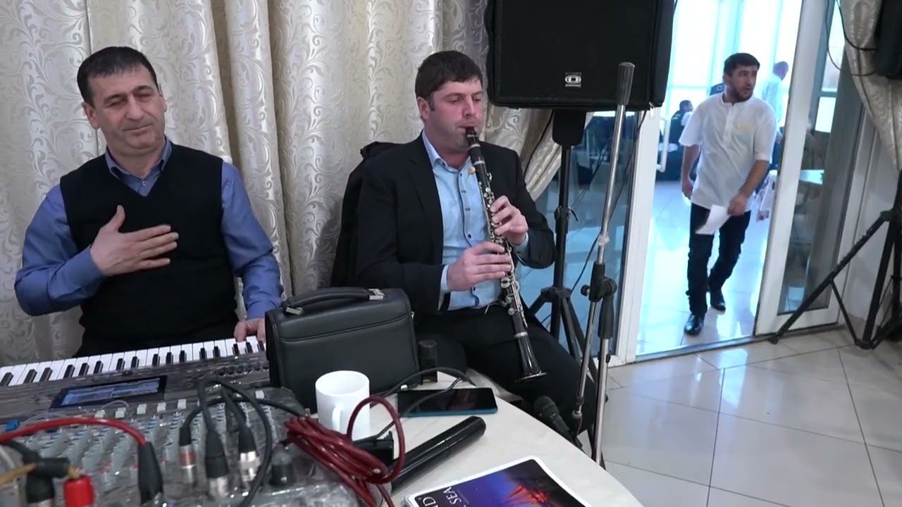 Fariz Klarnetde - Cavid gitara -Elesger Quliyevin musayetinde yeni 2022 Saratov. Restoran Shestya
