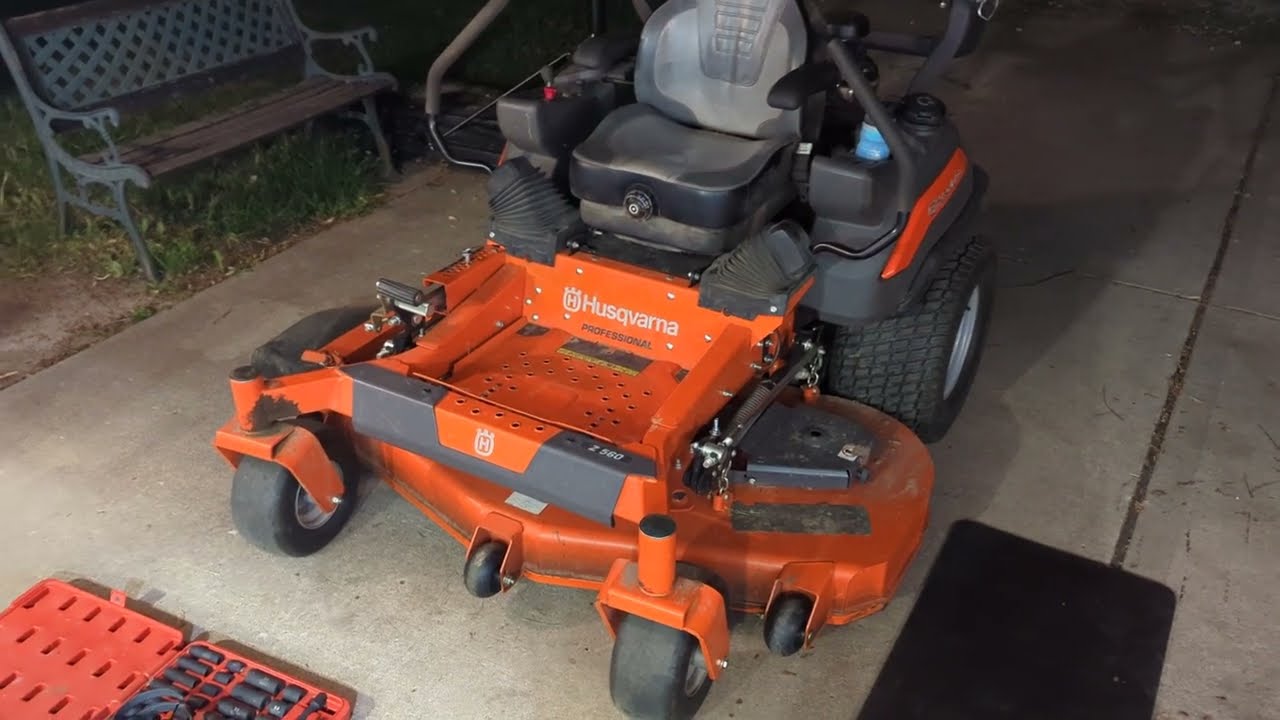 Husqvarna Professional Z560 and Z554 series: How to level and adjust the mower deck
