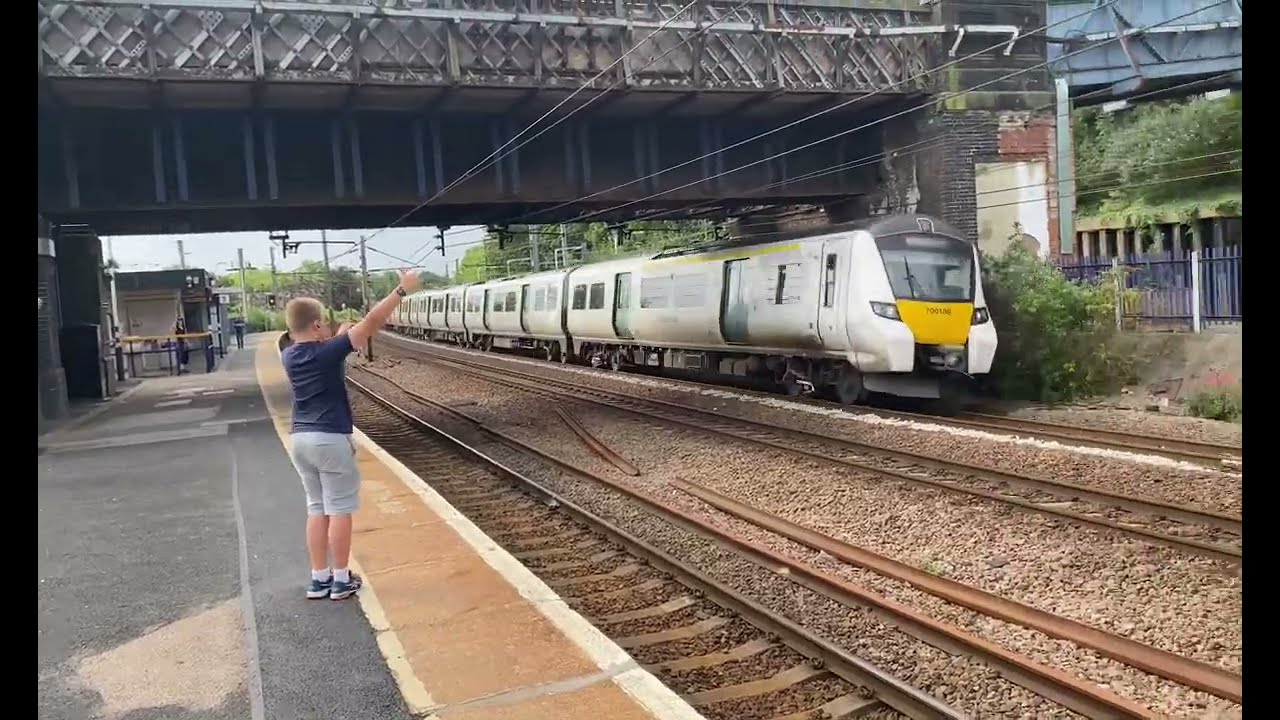 Thameslink 700 (700108) gives a mega 20+ tone at Harringay (18/6/22)