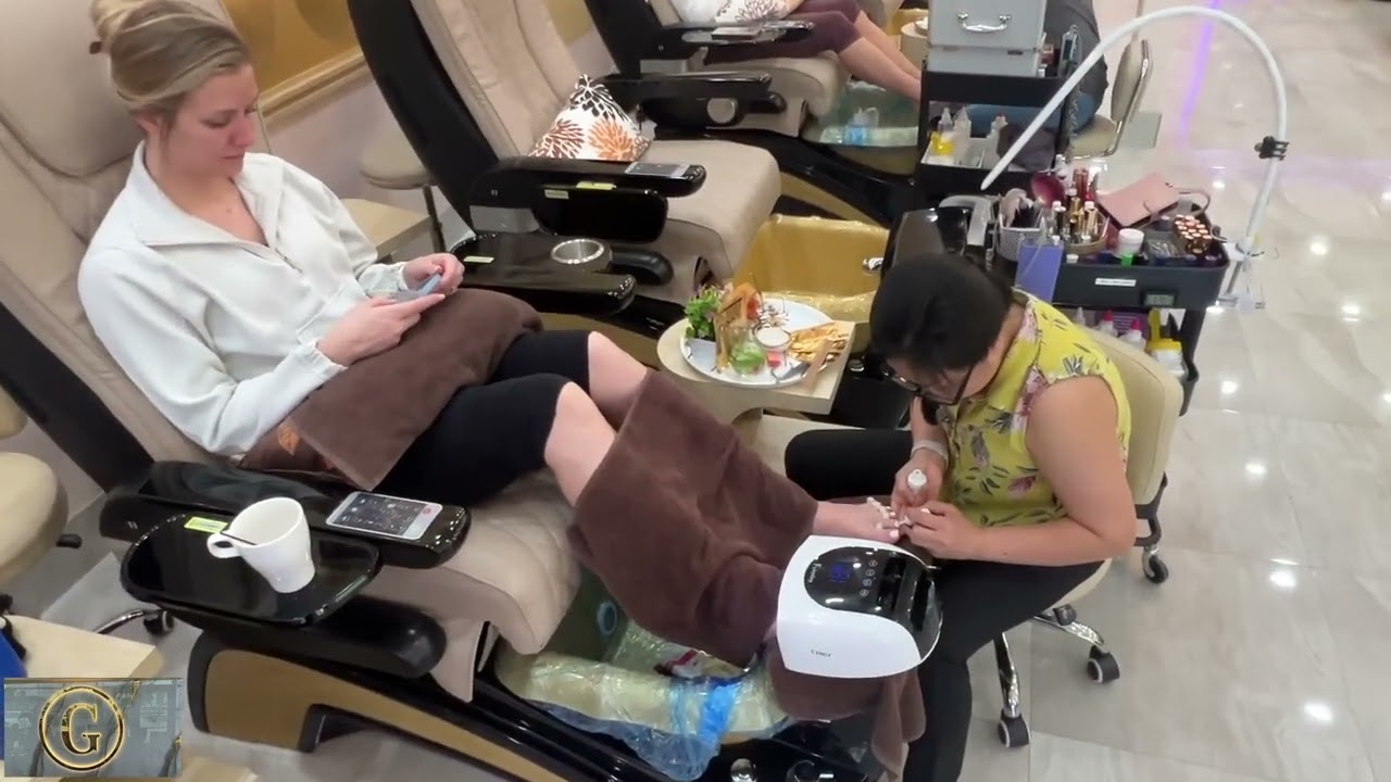 RULE IN GOLD PEDICURE Golden Nail Bar