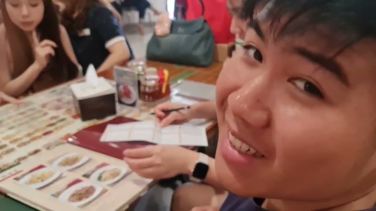 Melajani hari natal kita berkumpul keluarga makan makan di restoran