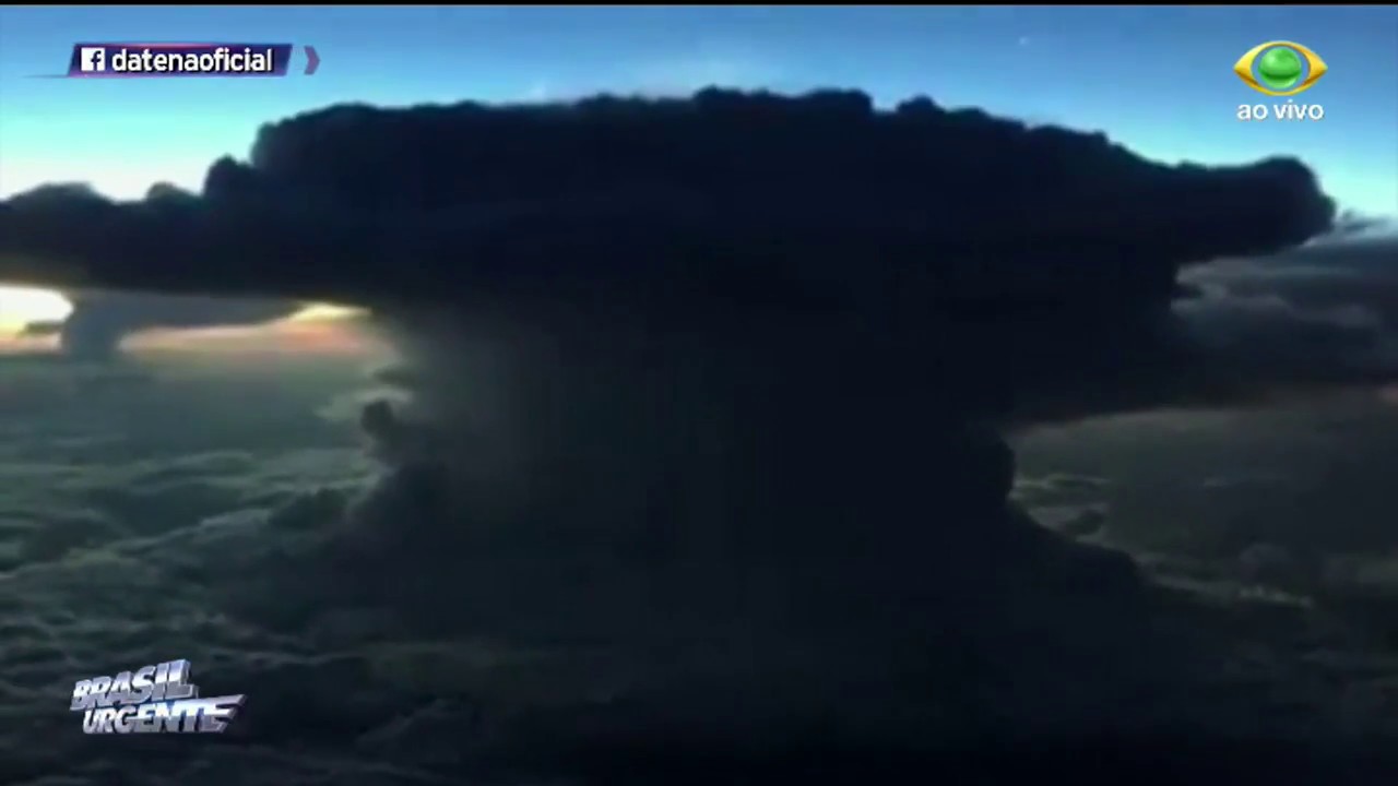 Homem grava nuvem de tempestade sobre Florianópolis