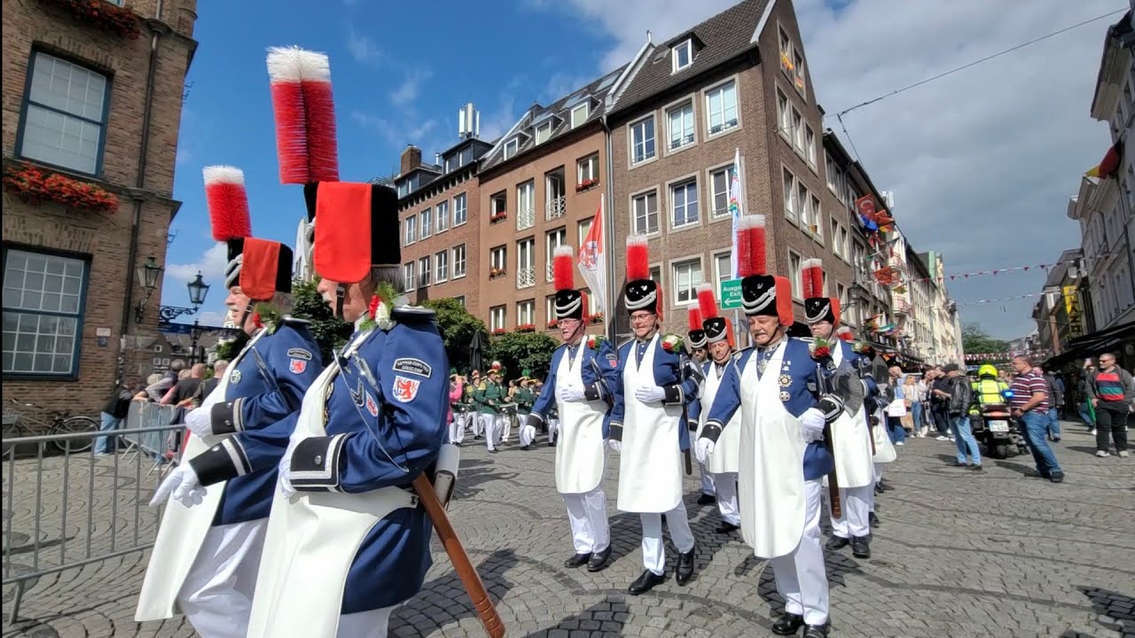 Düsseldorf Schützenfest 13. Juli 2024 - Aufmarsch zur Investitur vor dem Rathaus in Düsseldorf