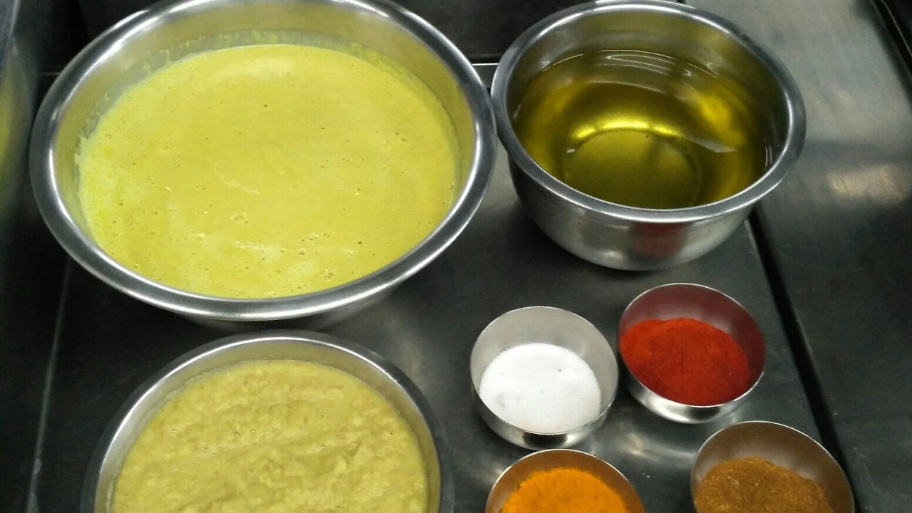 Yellow gravey ( made of onion and cashew nut and magaj