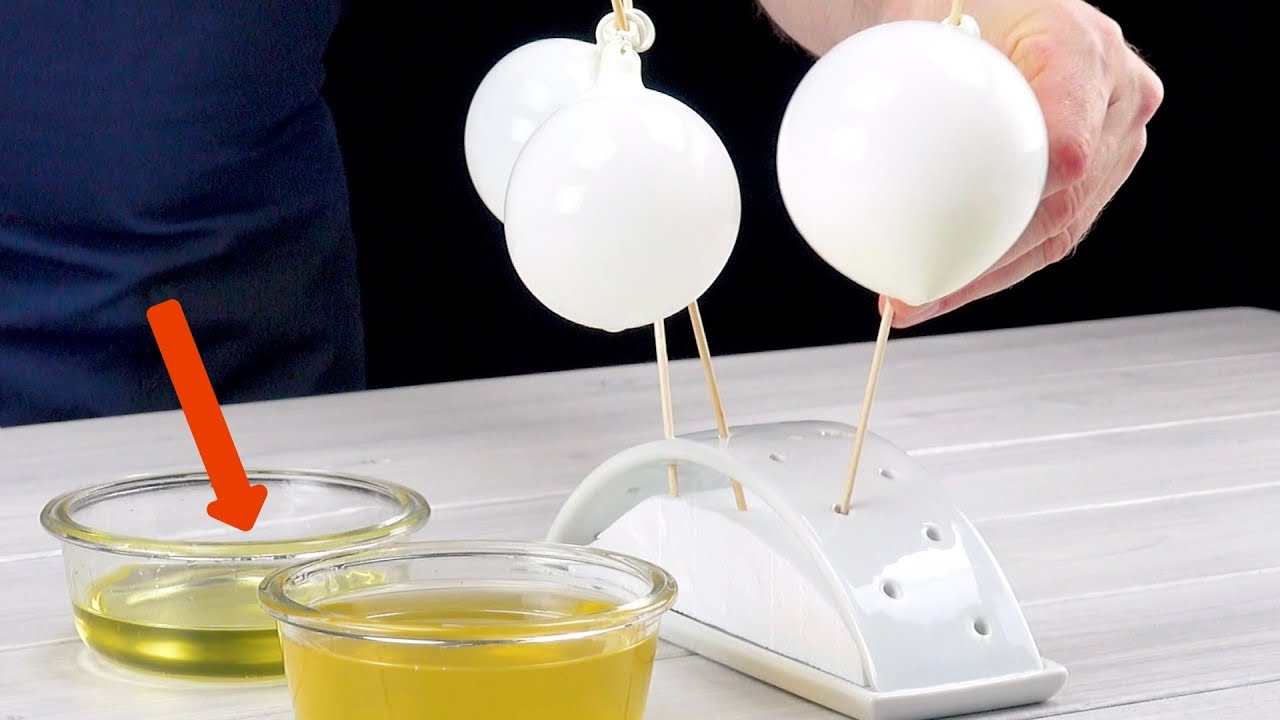 Intingi i palloncini in olio e gelatina e con le pinzette fai il resto. Che meraviglia!