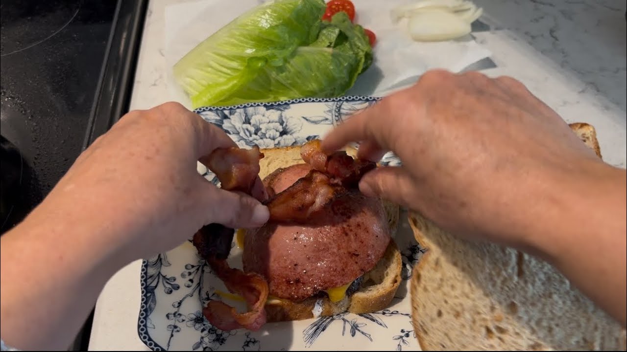 Я приготовил чизбургер с беконом и колбасой.