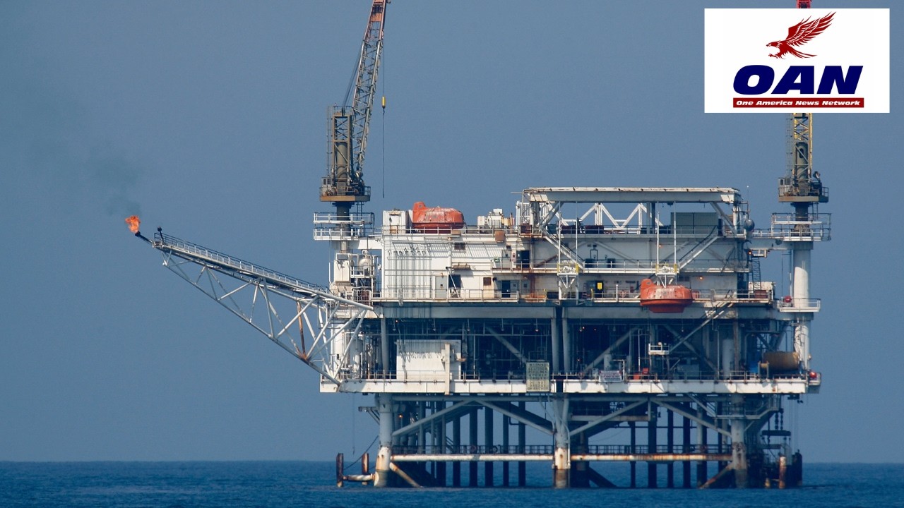 Почему цены на бензин растут, несмотря на рекордную добычу нефти в США