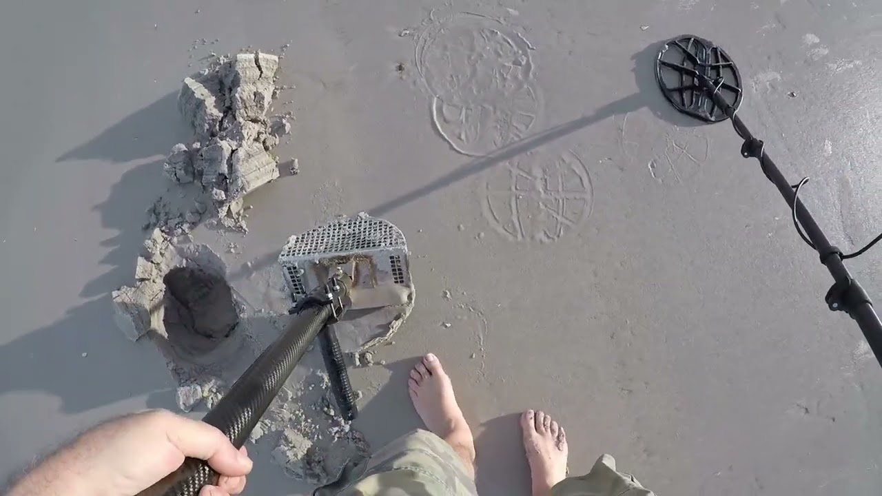 Beach Metal Detecting IDD 340  A Patch Of Old Silver Coins !