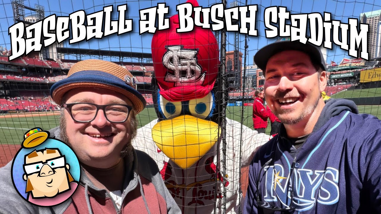 Наблюдаем за игрой бейсбольной команды Tampa Rays против Cardinals на стадионе Busch Stadium вмес...