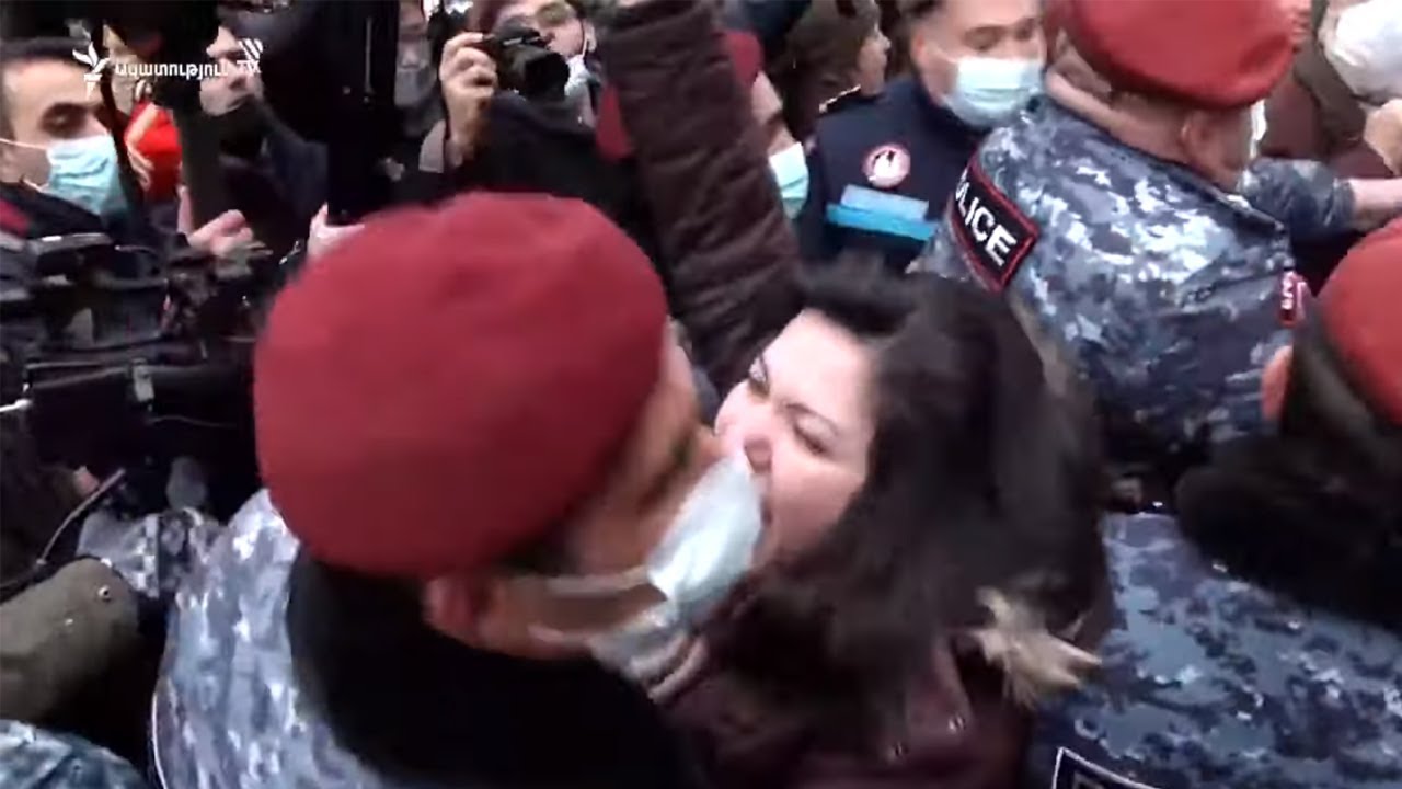 Ermənistanda etiraz: Paşinyanın istefasını tələb edənlər yolu bağlamağa çalışır