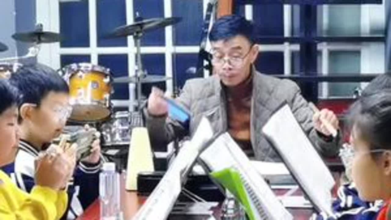 ##口琴演奏 #口琴教学 #东方鼎梦想者2 .0半音阶口琴#孩子们练习合奏《云宫迅音》后，继续练习合奏第二首曲子《女儿情》，加油！[强][强][强]