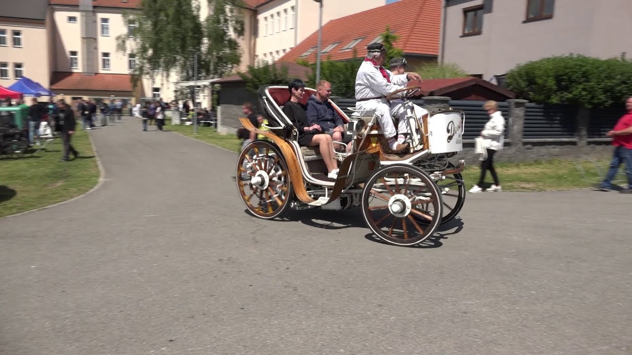 A zase se točí! Výstava Slavia motorů přilákala do Napajedel milovníky historie