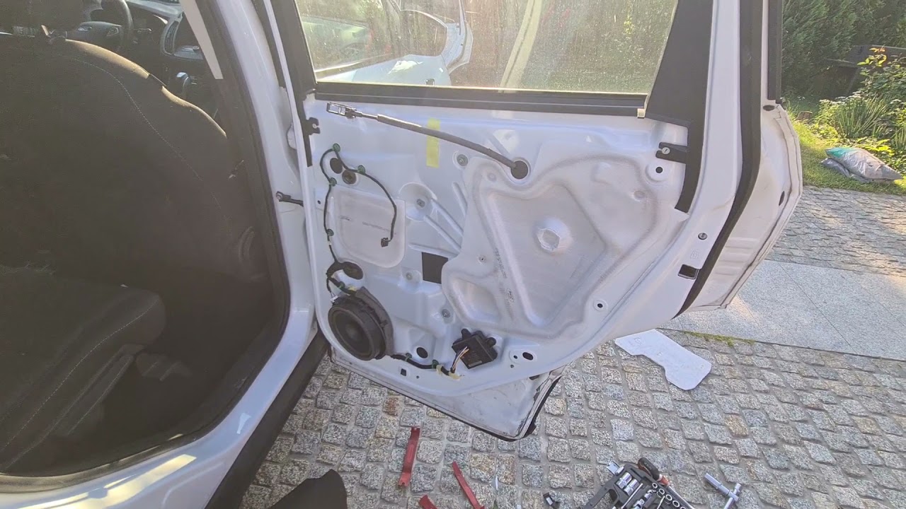 Demontaż tapicerki drzwi Ford Kuga mk2