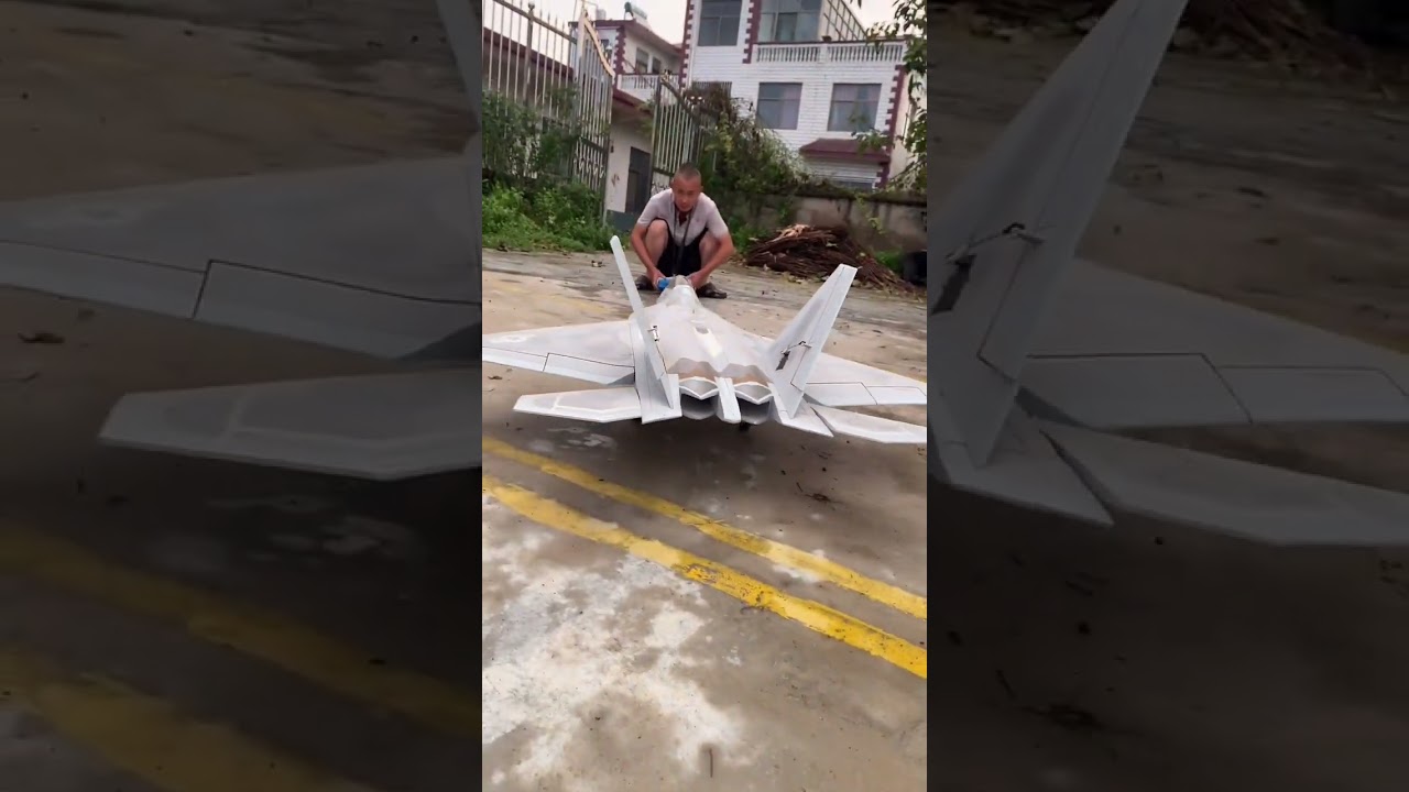 🦅 RC F-22 Raptor with Opening Weapon Bays! 🔥 #F22Raptor #RCJet #shorts #yooutubeshorts