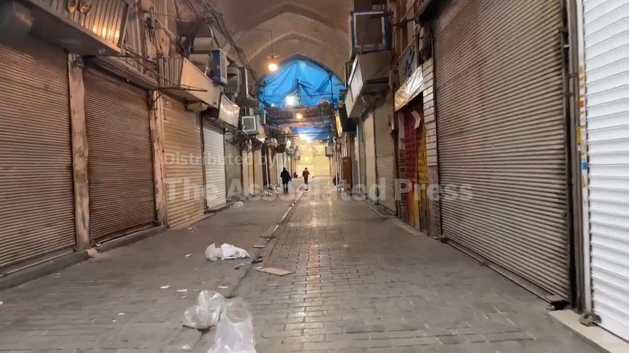 Security forces clash with protesters in Iran&rsquo;s main market in Tehran