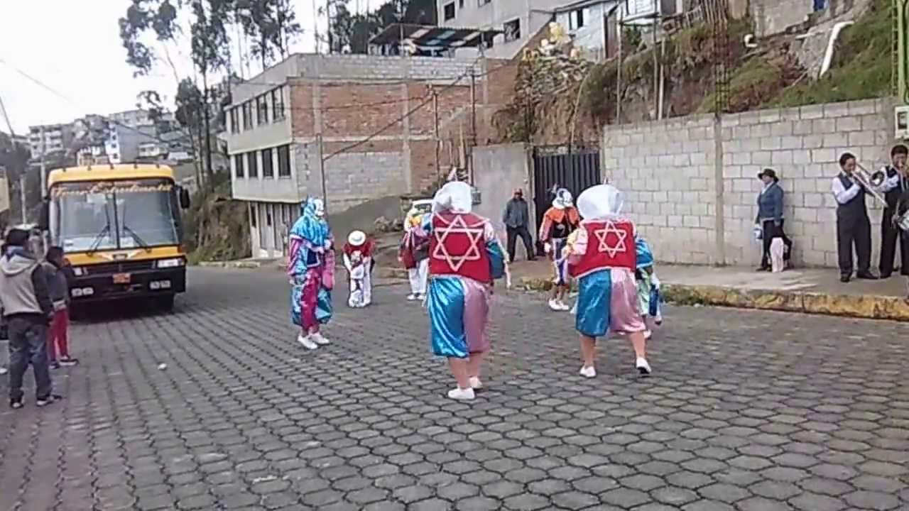 Payasitos De vista hermosa de las casas (QUITO ) en las fiestas de la loma de puengasi ecuador