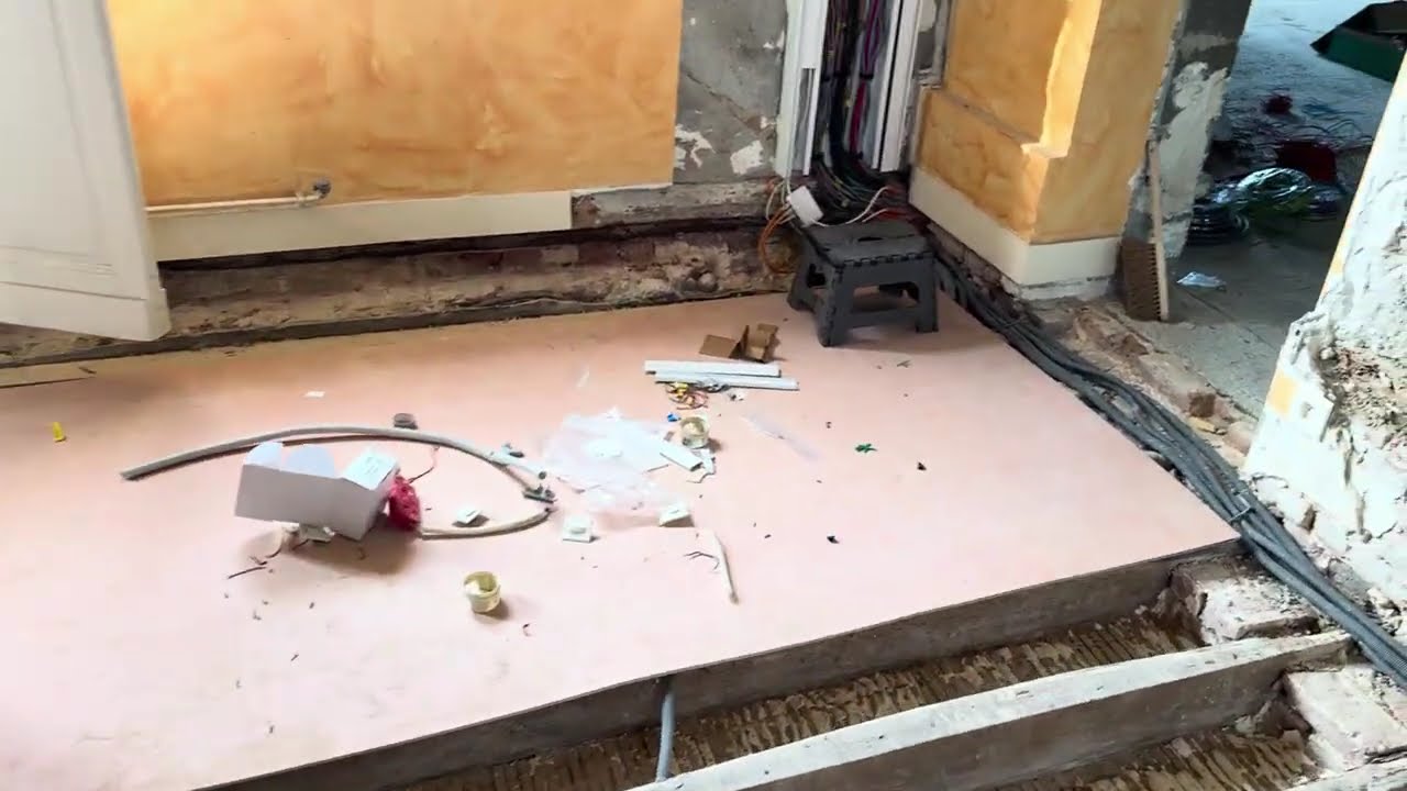 Démolition ep7 : On découvre les dégâts sous l'ancien plancher.