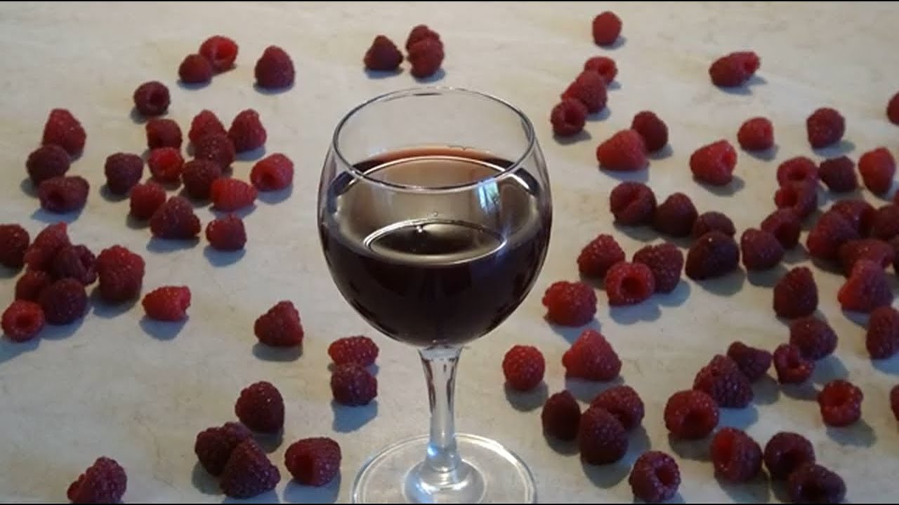 Domowe wino z malin 🍷 - przepis na dwa sposoby