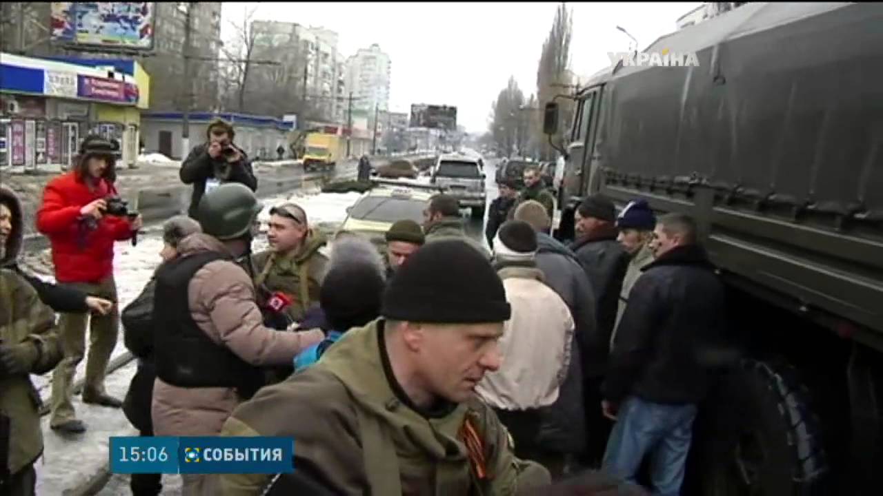 Полонених захисників Донецького аеропорту провели вулицями Донецька