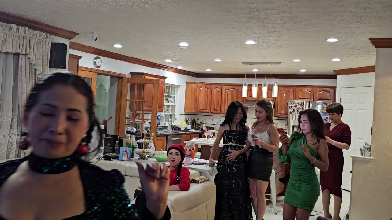 PL04: Merry Christmas, Tiec Hop Mat Anh Chi Em, Tai Nha Phu Linh, Sunday December 07.2025